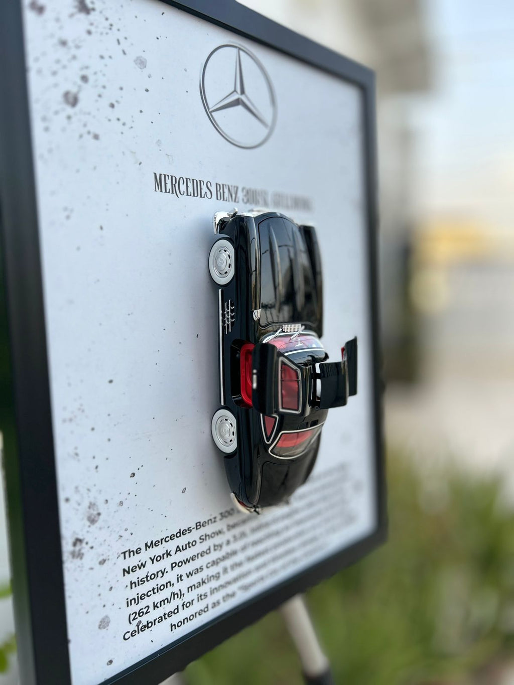 Mercedes-Benz Gullwing – 1:24 Scale Model in Premium Frame