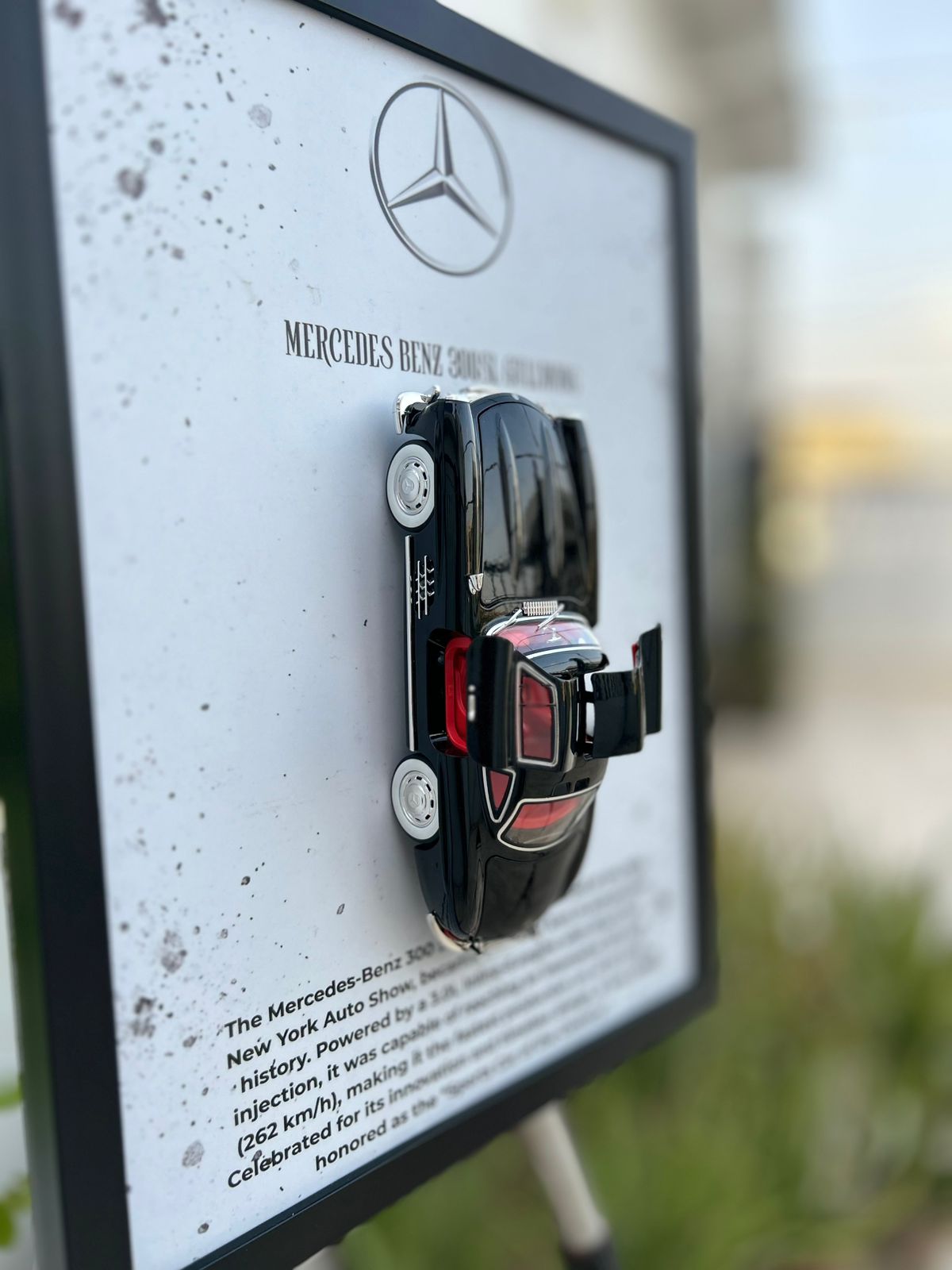 Mercedes-Benz Gullwing – 1:24 Scale Model in Premium Frame