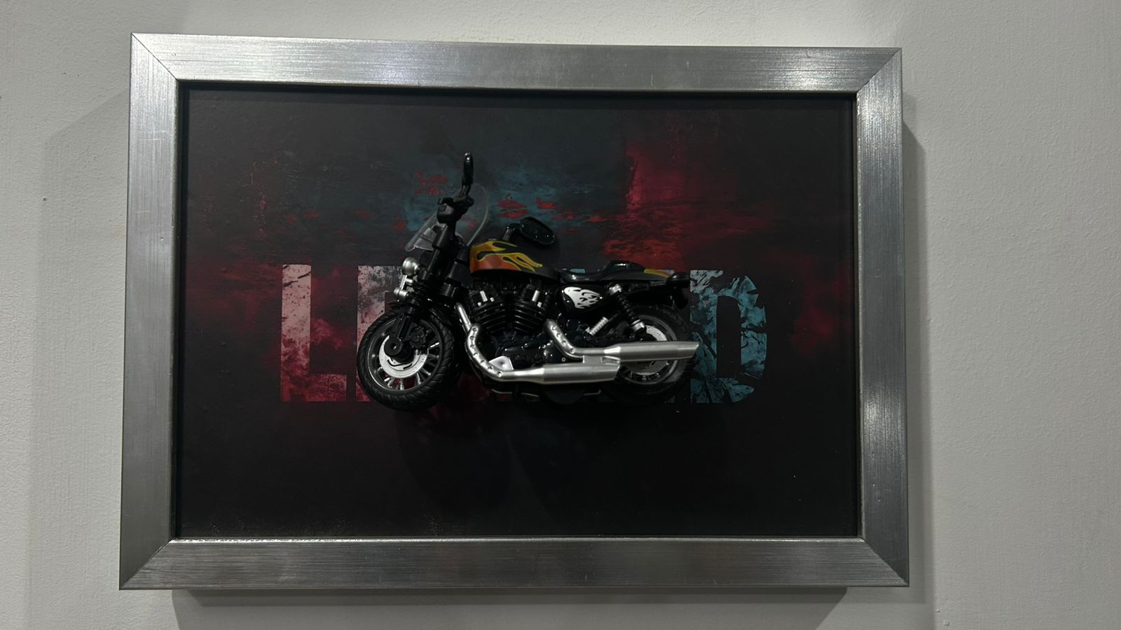 Harley Davidson – 1:12 Scale Diecast Model in Premium Frame