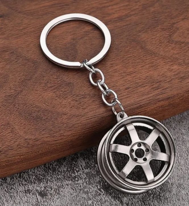 Silver Metal Wheel Keychain – Premium Automotive Design