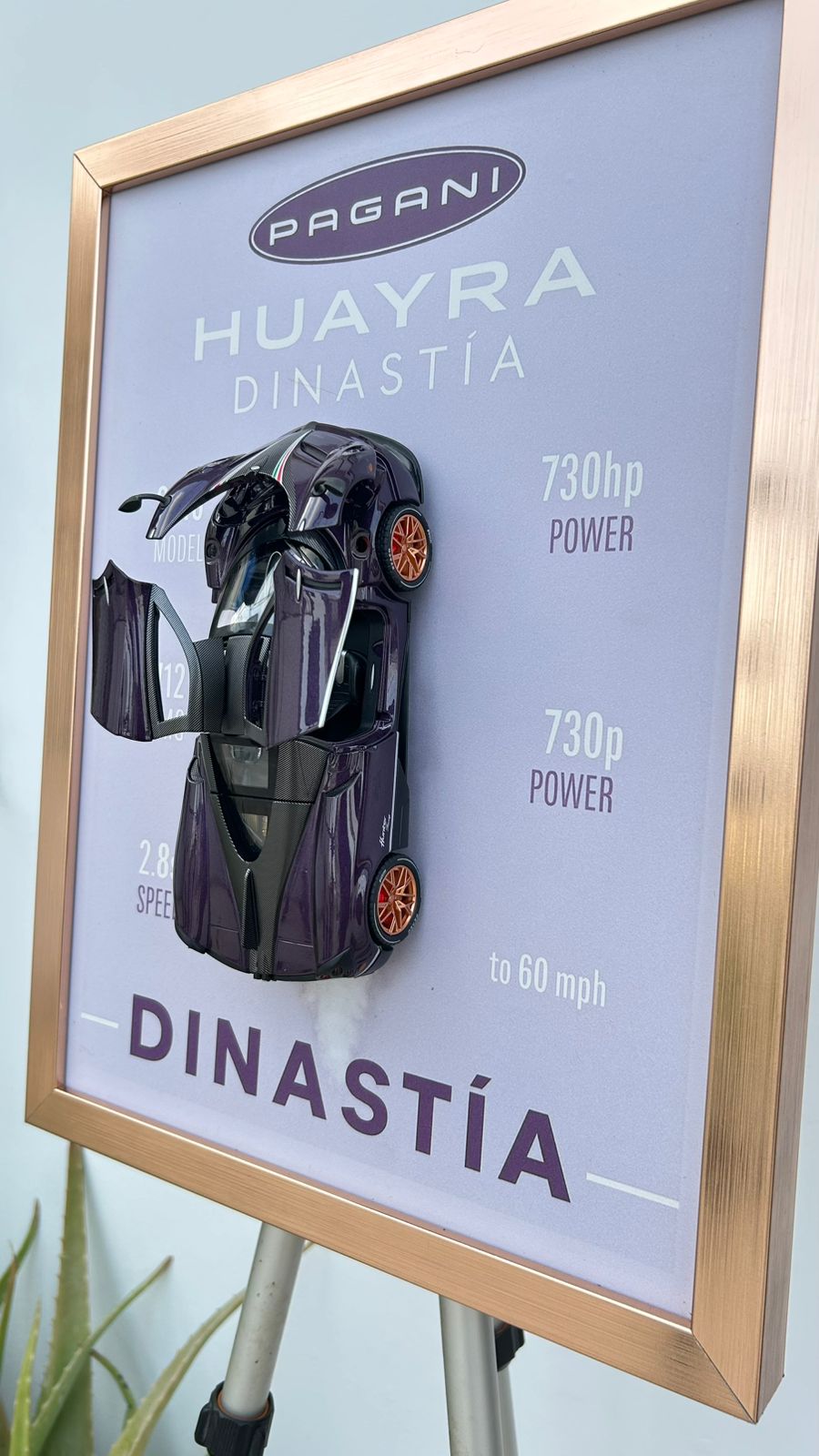 Pagani Huayra – 1:24 Scale Model in Premium Frame