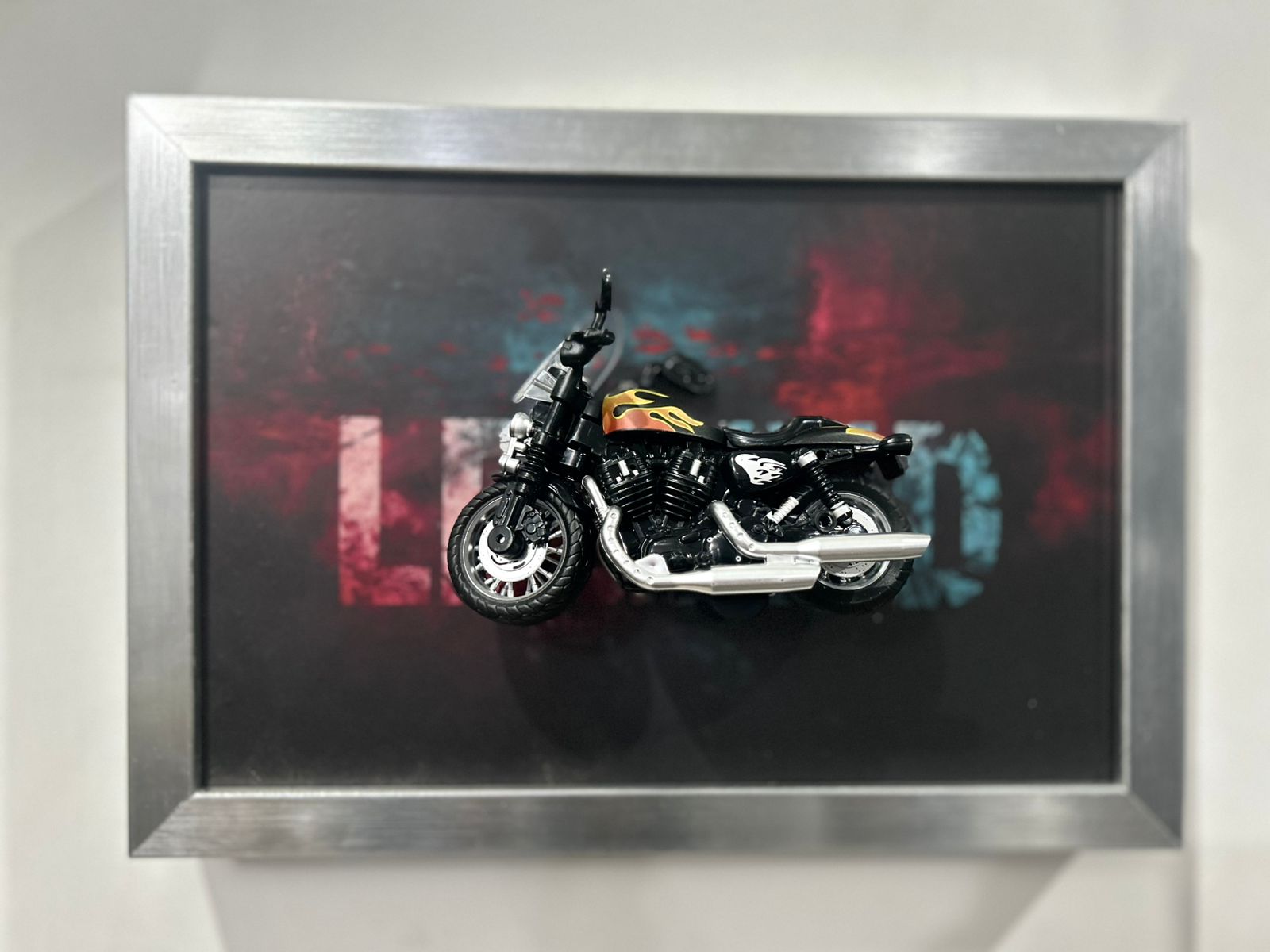 Harley Davidson – 1:12 Scale Diecast Model in Premium Frame