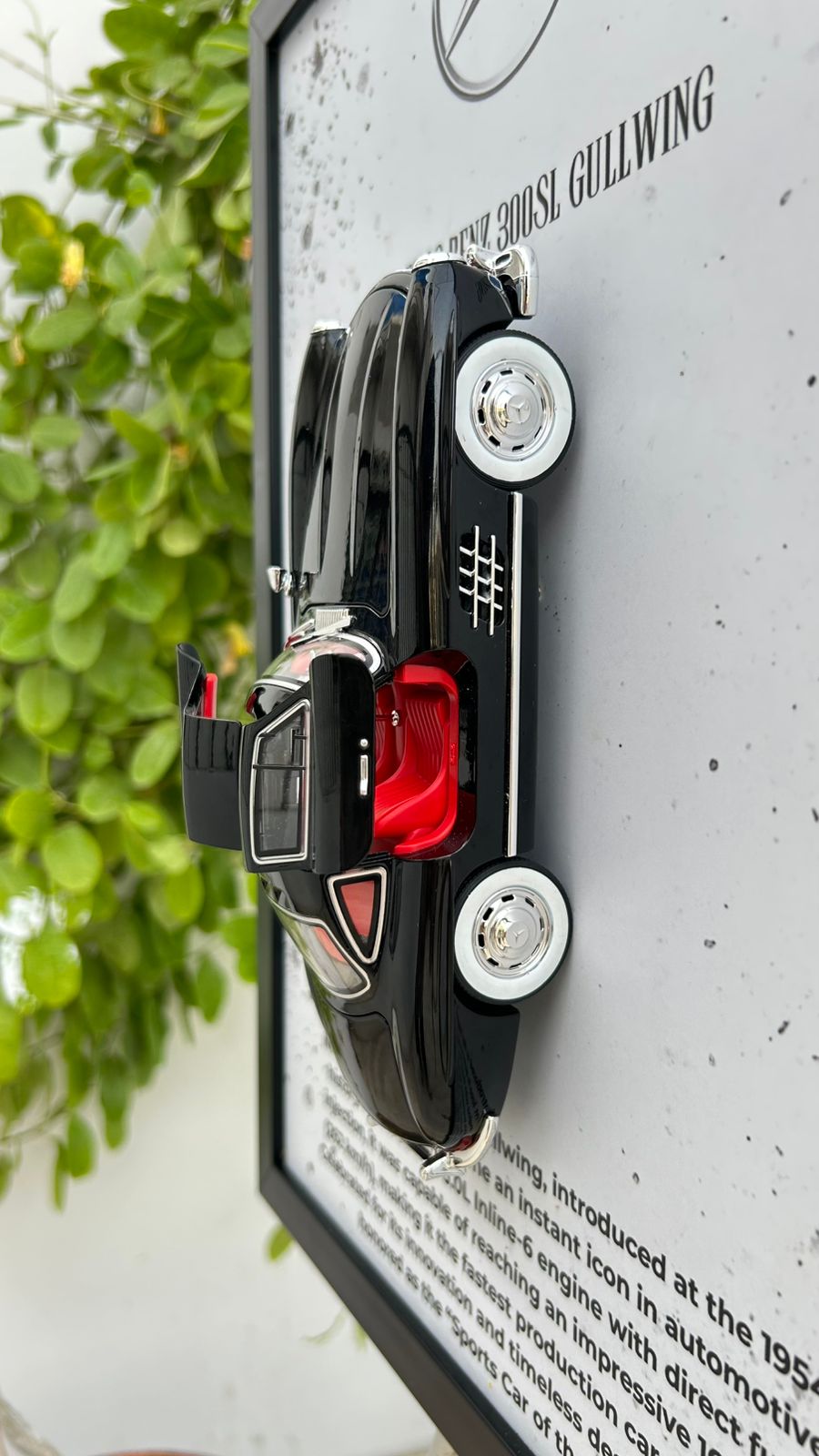 Mercedes-Benz Gullwing – 1:24 Scale Model in Premium Frame